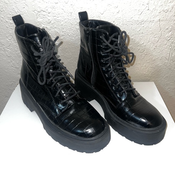 Forever 21 Black Glossy Combat Boots - Picture 1 of 5